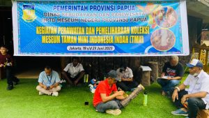 Anjungan Papua TMMI Lakukan Perawatan dan Pemeliharaan Koleksi Benda Budaya