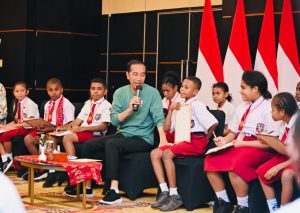 Presiden Jokowi Berikan Kuis Matematika Berhadiah Sepeda Pada Anak-anak Papua