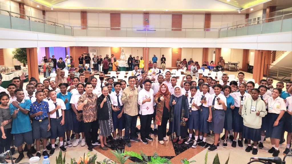 Pemprov Papua Lepas 110 Siswa Penerima Beasiswa ADEM