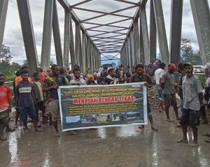 Masyarakat Wouma, Walesi dan Asolokobal Sempat Palang Jalan Jembatan Wouma