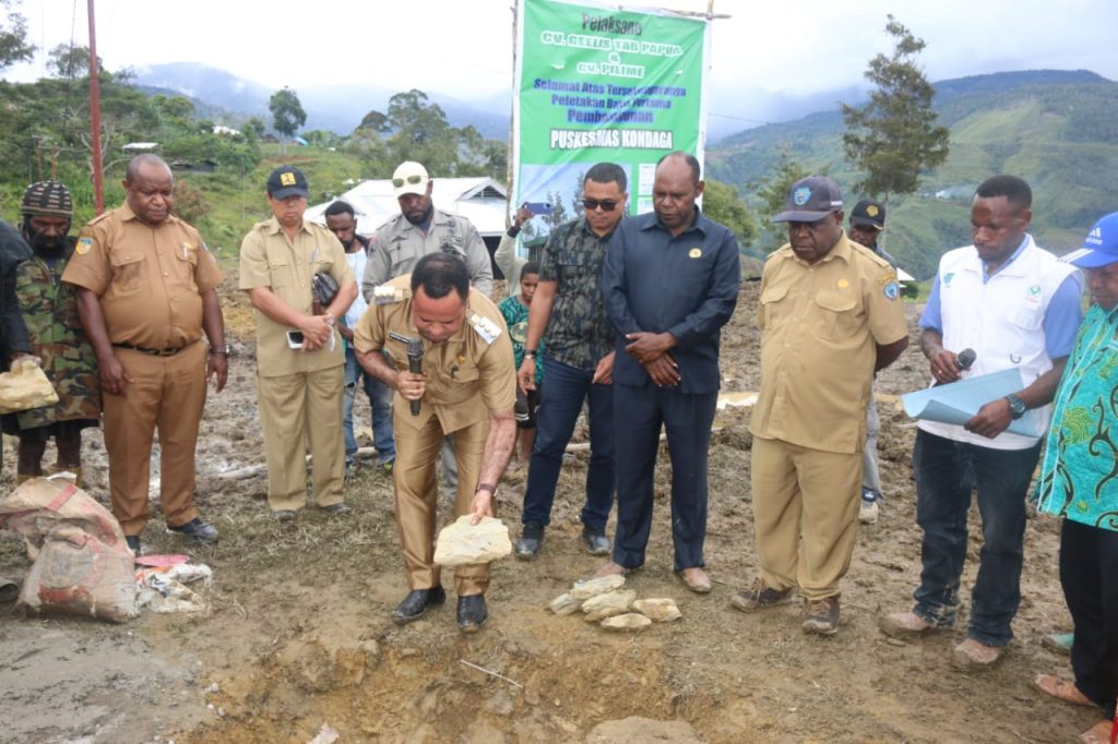 Kungker ke 2 Distrik, Pj Bupati Tolikara Lakukan Peletakan Batu Pertama Pembangunan Puskesmas