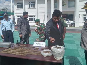 Kejari Jayawijaya Musnahkan Senpi dan Ratusan Amunisi