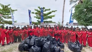 Kejari Jayapura Gelar Aksi Peduli Sampah di Pantai Base-G