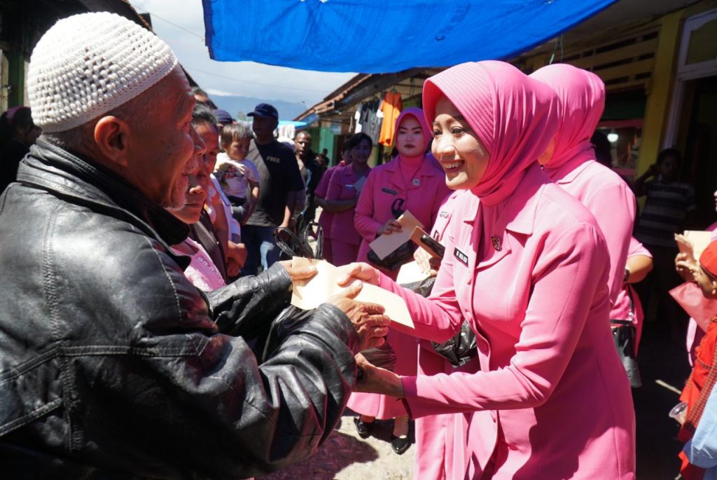 Peduli Sesama, Bhayangkari Jayawijaya Serahkan Bantuan Korban Kebakaran Pasar Jibama