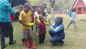 PKK Jayawijaya Berikan Makanan Tambahan Guna Tekan Stunting di Maima