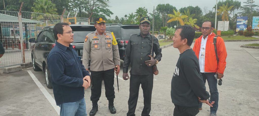 Polres Puncak Laksanakan Pengamanan Penyaluran Bantuan Bencana ke Distrik Agandugume dan Lembawi