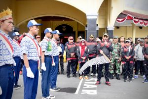 Sambut HUT RI ke 78, Pj Bupati Tumiran Lepas Peserta Lomba Gerak Jalan