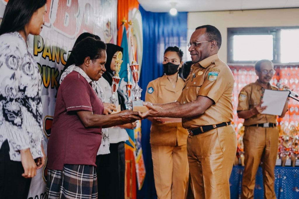 Semarak HUT RI, Pemda Puncak Jaya Serahkan Hadiah Lomba Menghafal Pancasila dan Pembukaan UUD