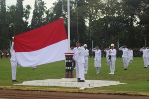 HUT RI, Bendera Merah Putih Jahitan Mama Gubernur Berkibar