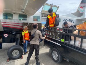 Logistik Bantuan Kapolri dan Kapolda Tiba di Distrik Sinak Kabupaten Puncak