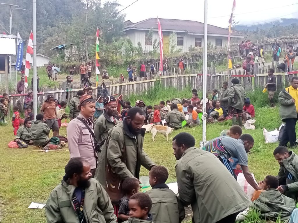 Masyarakat Puncak Sambut Bahagia Terima Bantuan Dari Kapolri dan Kapolda Papua