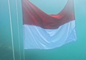 Pemprov Papua Tengah Gelar Upacara Bendera Merah Putih Dibawah Air di Pantai Nabire