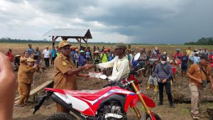 Berikan Motivasi Bagi Petani, Bupati Gusbager Serahkan Motor Hingga Uang Tunai