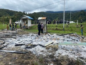 Kantor Balai dan Posyandu Kampung Deiyapa Kabupaten Dogiyai Terbakar