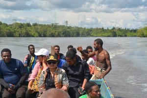 Tekan Stunting di Lembah Rufayer, Pj Sekda Enumbi Blusukan Naik Perahu Ke Kampung-Kampung