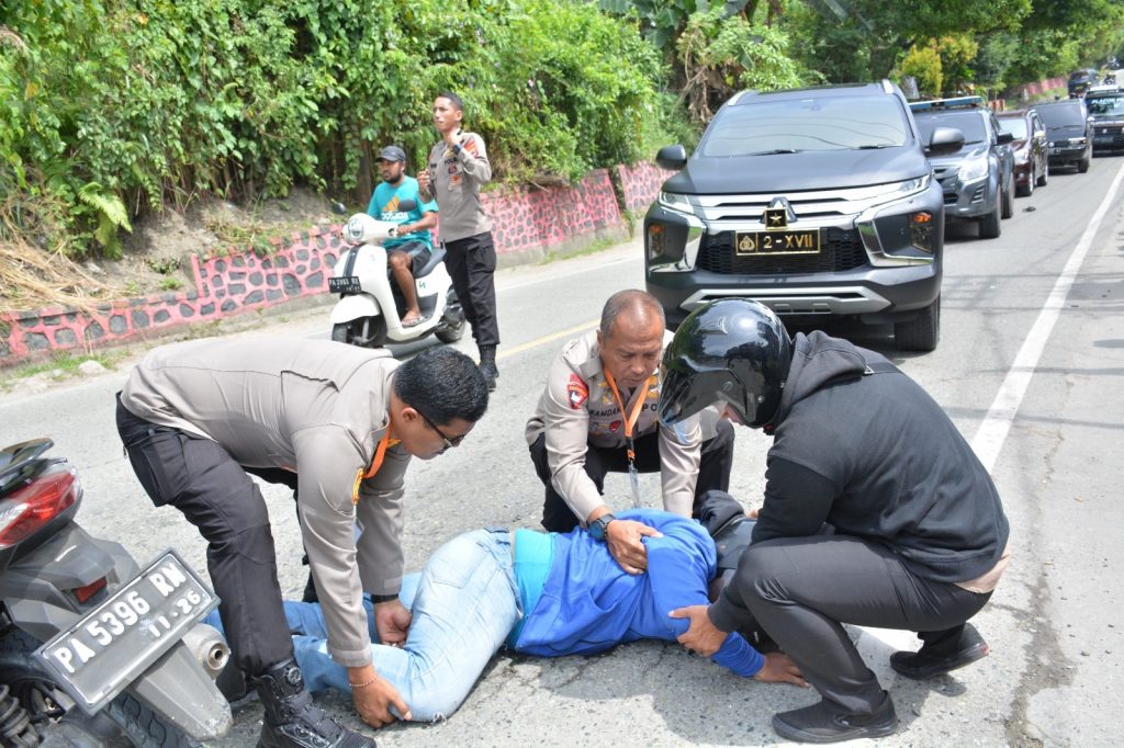 Liat Kecelakaan Lalulintas, Wakapolda Sigap Bantu Korban