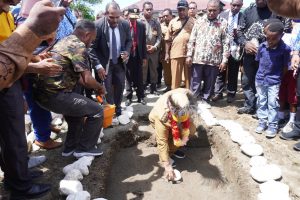 Pj Gubernur Provinsi Papua Tengah Meletakan Batu Pertama Pembangunan Gereja GBI Solafide Nabire