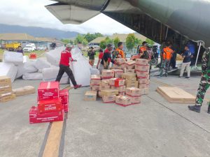 Reaksi Cepat, TNI Bersama Kemensos RI Salurkan Bantuan Bencana Longsor dan Kelaparan di Distrik Amume Kabupaten Yahukimo