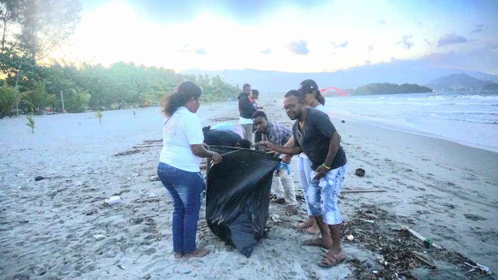 Kreatif, Deklarasi Relawan Rumah Koalisi Ganjar Sambil Bersihkan Pantai