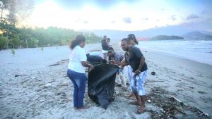 Kreatif, Deklarasi Relawan Rumah Koalisi Ganjar Sambil Bersihkan Pantai