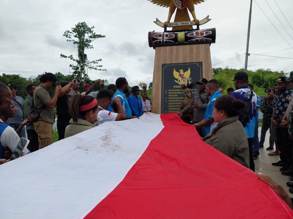 1 Desember, KNPI Keerom Bentangkan Bendera Merah Putih Sepanjang 1.500 Meter