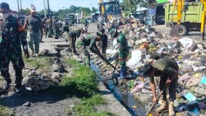 Kodim 1705/Nabire Kerahkan Pasukannya Bersihkan Pasar Karang Tumaritis