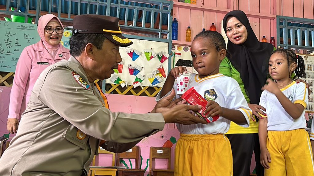 Polres dan Bhayangkari Asmat Bagikan Ratusan Makanan pada Anak-Anak di Agats Guna Tekan Stunting