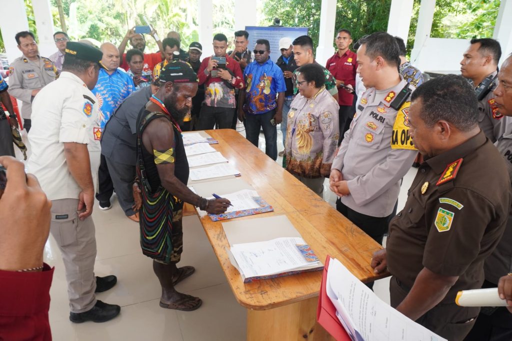 Pemprov Papua Tengah Damaikan Suku Mee, Suku Dani dan Suku Wate atas Konflik di Topo Distrik Uwapa