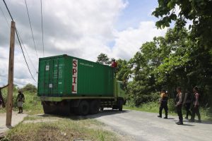 Polres Keerom Kawal dan Berikan Pengamanan Saat Penggeseran Logistik Pemilu