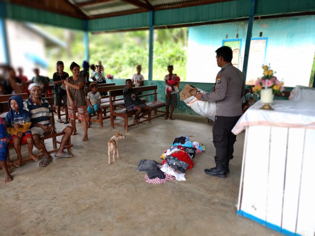 Bhabinkamtibmas Kampung Yambrab Dua Berbagi Kasih Pada Masyarakat