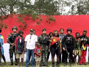 Danrem 173/PVB Berbagi Bansos dan Bakar Batu Bersama Masyarakat Gome Kabupaten Puncak