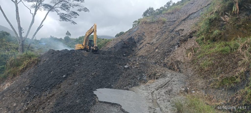 Ambil Langkah Cepat, Alat Berat Diturunkan Buka Ruas Jalan yang Terkena Banjir Bandang di Distrik Gurage