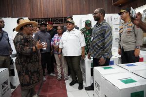 Mama Pj Gubernur Bersama Forkopimda Papua Tengah Lakukan Inpeksi Kegudang Logistik Pemilu