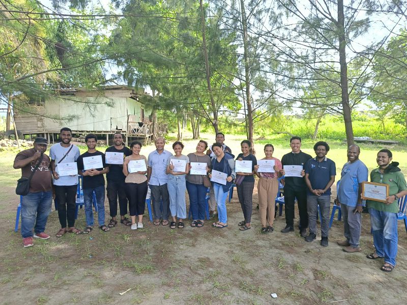 Jurnalis Kompas.com Berikan Buku Hasil Karyanya Kepada Beberapa Anggota PAM GKI Siloam Waena Jayapura