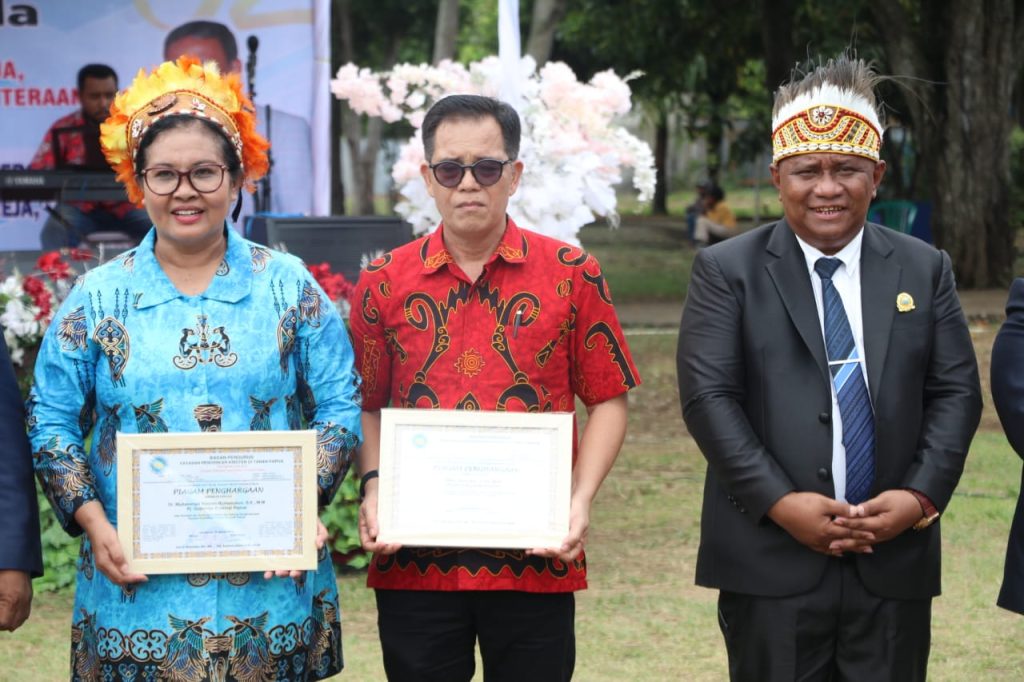 Dianggap Berkontribusi Nyata Dalam Pendidikan, YPK Berikan Bupati Gusbager Penghargaan