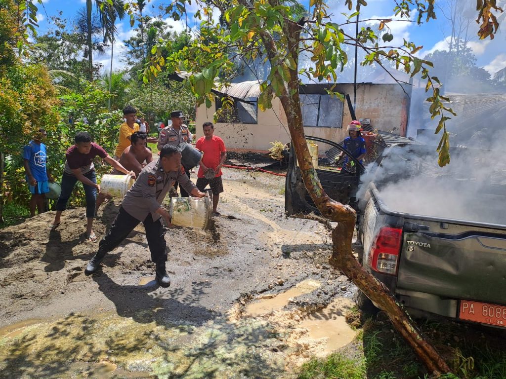 Rumah dan Tiga Kenderaan Milik Kepala Kampung Wonerejo Distrik Mannem Terbakar