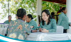 TP-PKK Papua Tengah Berbagi Kasih Dengan Ibu-ibu Lansia di Nabire