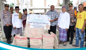 Kapolda Papua Serahkan 200 Sak Semen Bagi Masjid Babussalam di Kabupaten Biak