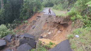 Jalan Trans Paniai Putus, Pemprov Papua Tengah dan PJN Nabire Turunkan Sejumlah Alat Berat