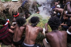 Galeri Indonesia Kaya Satu Dekade Perkenalkan Budaya Bakar Batu Dari Suku Dani Lembah Baliem