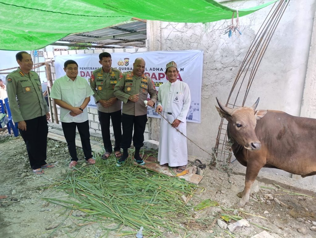 Idul Adha 1445 H, Irjen Fakhiri Serahkan Kurban Sebanyak 56 Ekor Sapi