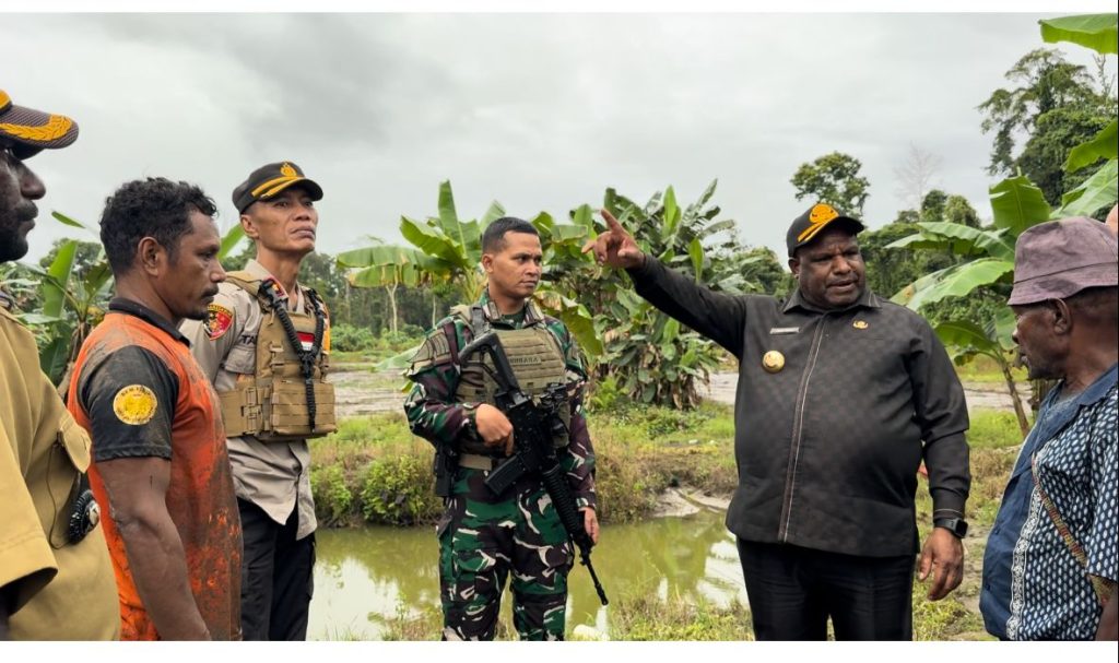 Pj Bupati Elai Giban SE. MM Meninjau Lahan Untuk Ketahanan Pangan di Kabupaten Nduga