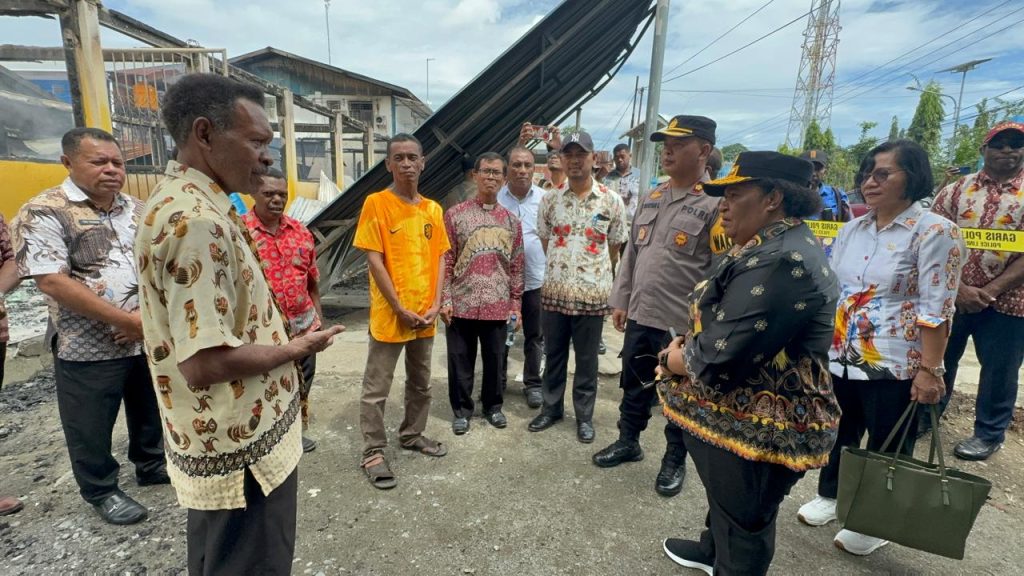 Kunjung Sekolah SD YPK Sion Nabire yang Terbakar, Mama Pj Gubernur Berjanji Bantu Pembangunannya Kembali