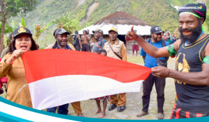 Jelang HUT RI, Pj Sekda Yubelina Enumbi Bagikan 1000 Bendera Merah Putih