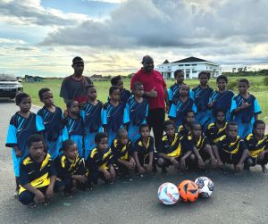 Semangati Anak Kenyam Bermain Bola, Pj Bupati Elai Giban Berikan Hadiah Kecil