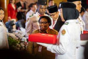 Penjabat Gubernur Ribka Haluk Terima Duplikat Bendera Pusaka Oleh BPIP