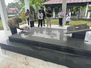 Maximus Tipagau Ziarah ke Makam Alm Klemen Tinal, Maximus: Penghormatan untuk Tokoh Pembangunan Mimika