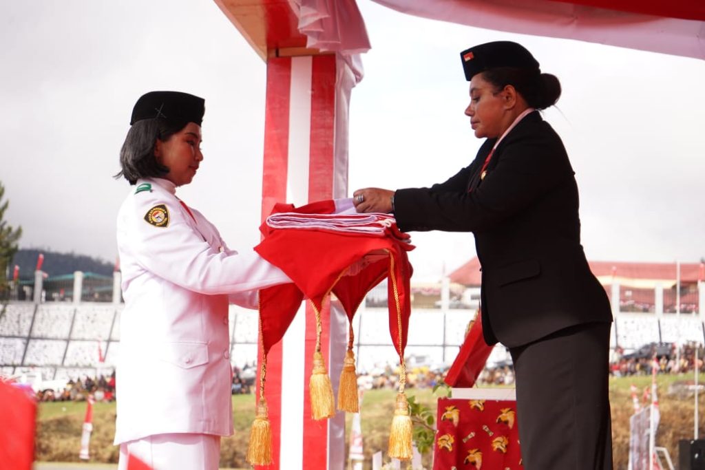 Pj Sekda Yubelina Pimpin Upacara Penurunan Bendera HUT ke-79 Kemerdekaan RI di Puncak Jaya