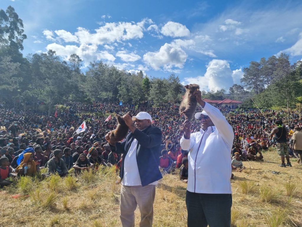 Sampaikan Pesan Kebersamaan, Ribuan Masyarakat Lanny Jaya Antarkan Pasangan Yemis-Tanus Kogoya Daftar KPU