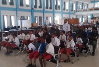 Caption: Kepala Dinas Pendidikan Kabupaten Jayawijaya, Natalis Mumpu, saat berdialog dengan Tim Peduli Pendidikan Kabupaten Jayawijaya beserta siswa SD Inpres Elabukama dan SMKN 1 Pariwisata Wamena untuk meminta pergantian kepala sekolah di dua sekolah itu.